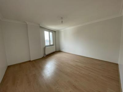 PINARHİSAR ÇARŞI MERKEZDE SATILIK BÜYÜK 2+1 DAİRE